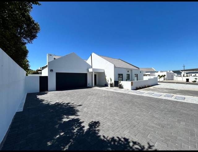 3 BEDROOM HOUSE FOR SALE IN GOLDEN MILE